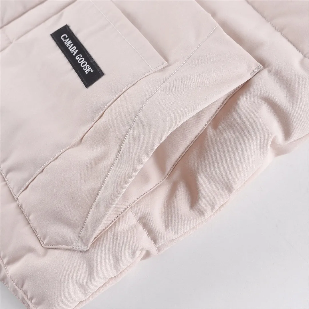 P320 Canada Goose Canada Goose #Freestyle Crew 4154M men’s and women’s vest down ➖ Genuine synchronous anti-counterfeiting chip sensor! ➖ Imported Behringer embroidery machine to customize 10,000-needle embroidery logo! ➖ Imported 21-count polyester-cotton blended original fabric, using Feather-Light 10D waterproof coating fabric, made of 84.5% polyester fiber and 15.5% cotton, 100% the best feel in the entire network! ➖ The genuine official website uses the national standard 80 white duck down, and will never be misled by false claims such as 90 down or goose down! ➖ 100% nylon nylon lining with double double-layer sealing design to prevent velvet from running away. Top-grade polar fleece is used in the collar and pockets to keep warm and comfortable! ➖ Yoshida YKK provides original custom-made electroplated sliders. YKK two-way lockable zippers are tight and smooth and will not peel off paint! ➖ 3M composite original Velcro is durable, and all accessories and hardware are disassembled and customized!  SIZE: XS S M L XL XXL [Attached: Size chart]